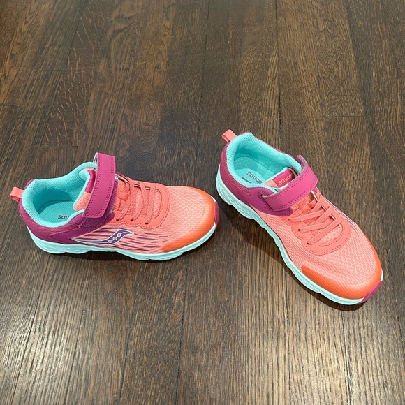 BRAND NEW never worn Saucony Cohesion Girls Sneakers size 2.5XW - Picture 1 of 5